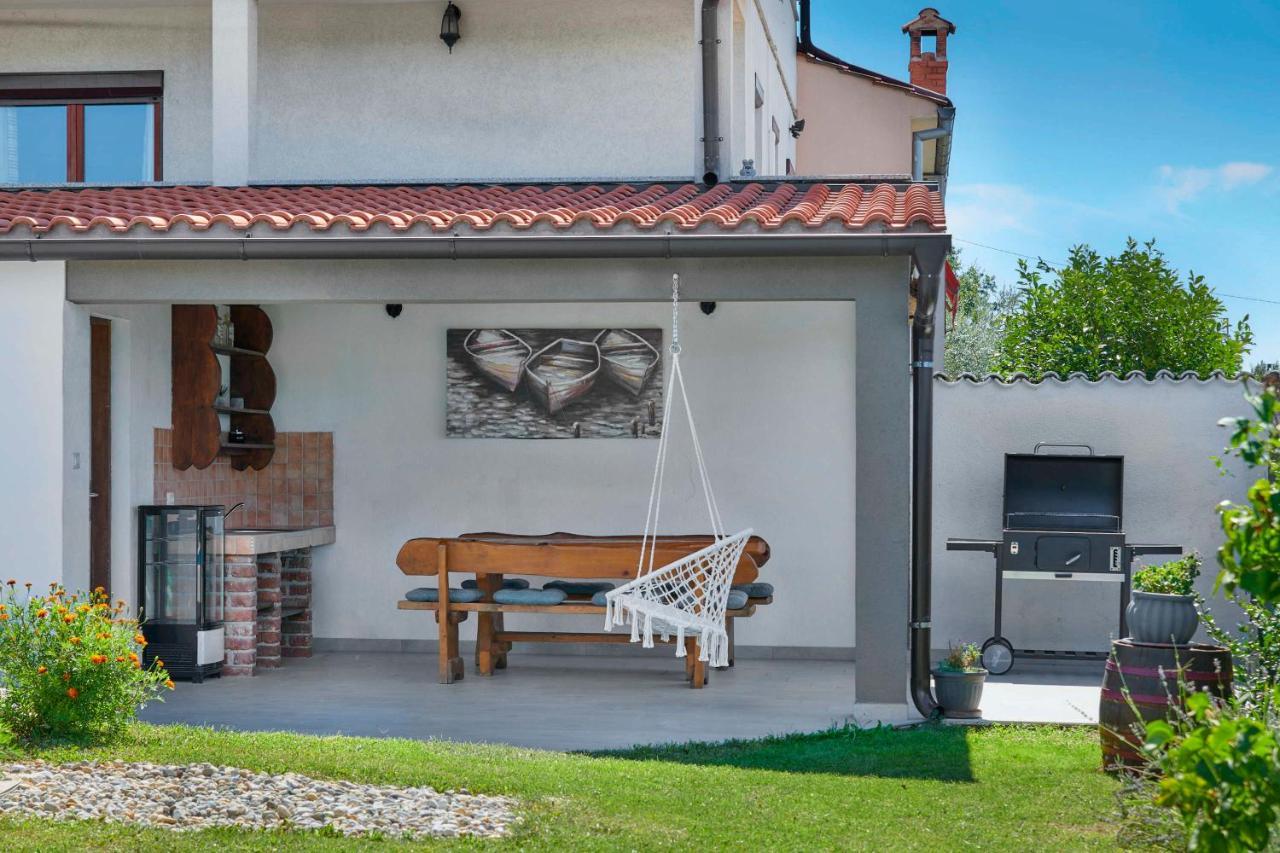 Holiday House Emma Burici Exterior photo
